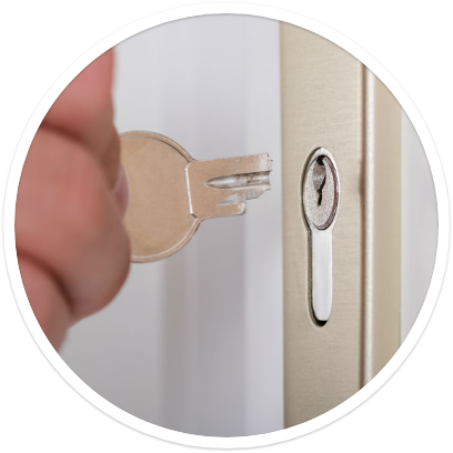 ERRO 404. Uma mão segurando uma chave quebrada em frente a uma porta.